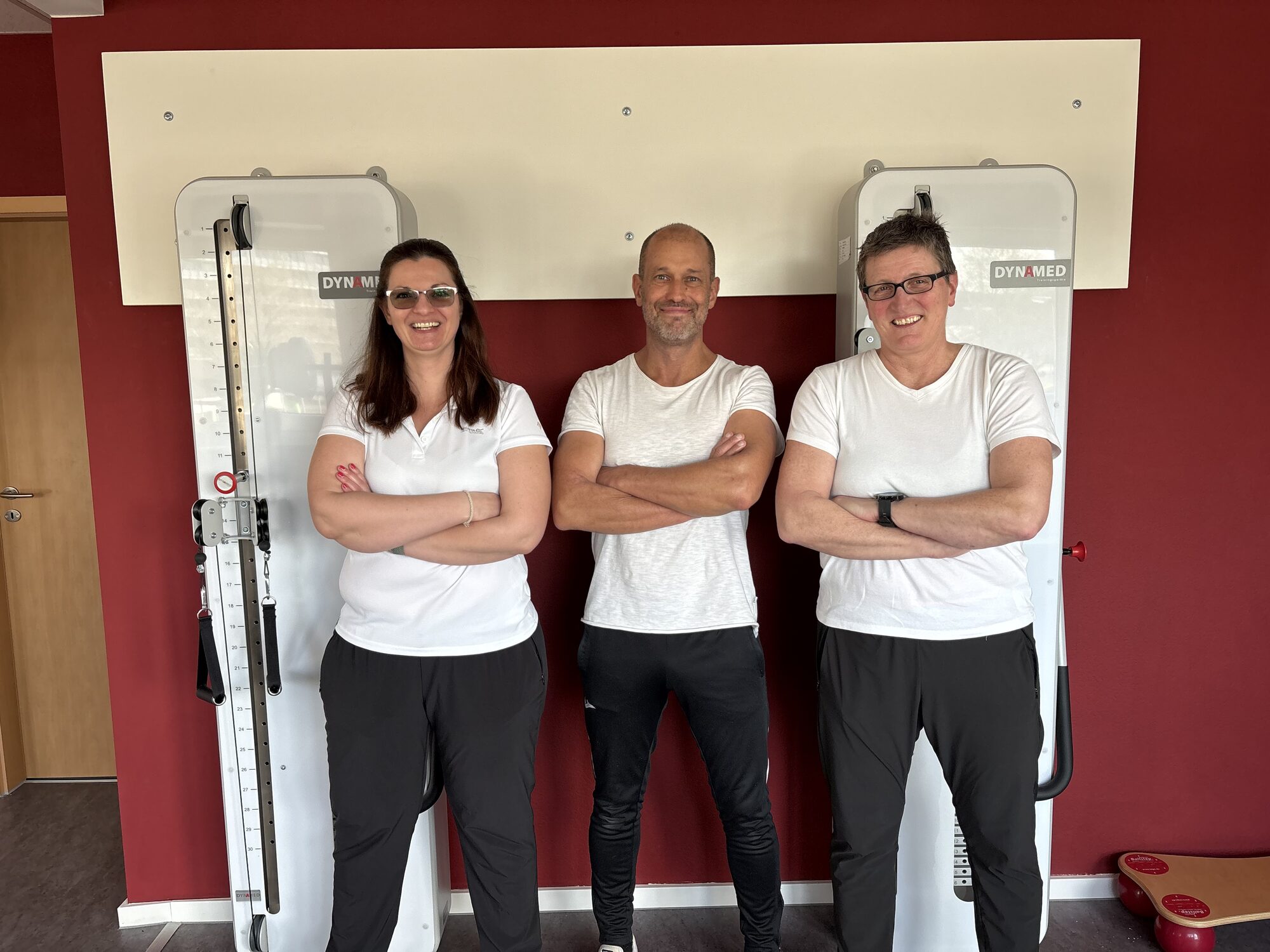 Teamfoto vor den Geräten